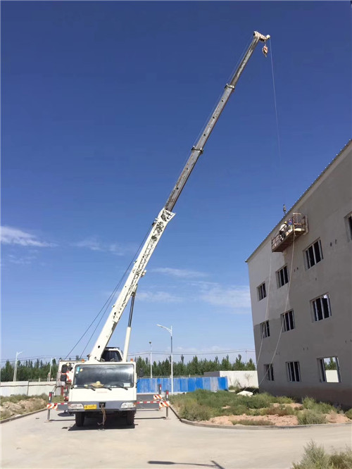 宁城县“轻装强干”—— 吊车的 “轻量化臂架” 技术